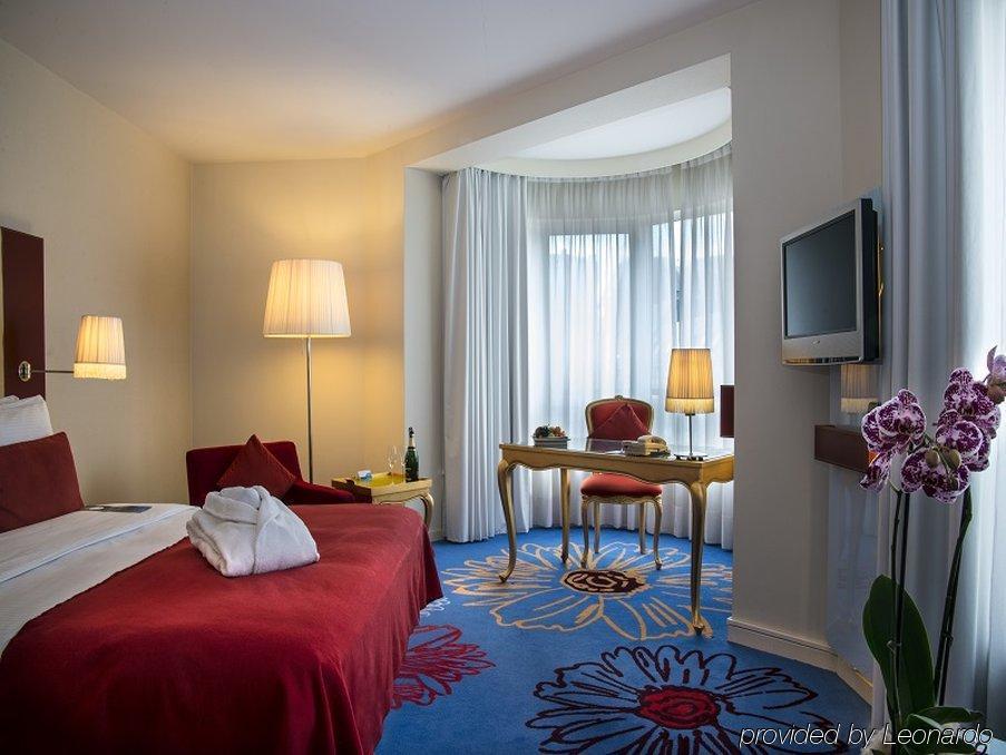 Hotel Radisson Red Brussels Ixelles Esterno foto